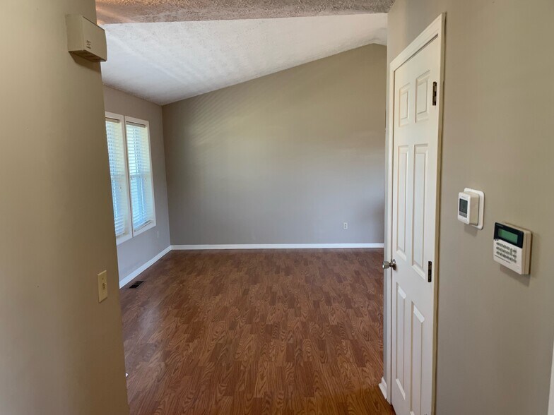 Building Photo - 8 Bay Heights Cir