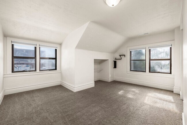 Building Photo - 31 W 100 N