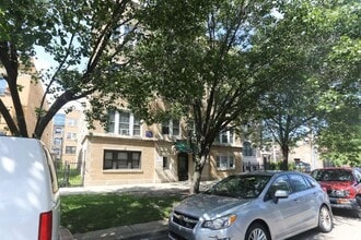 Building Photo - 821 W Waveland Ave