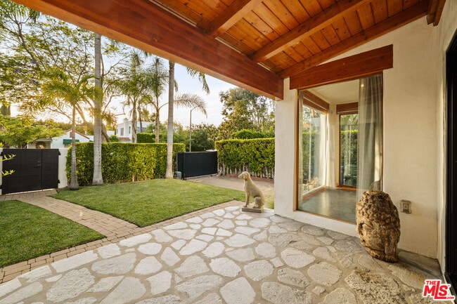 Building Photo - 826 N Kilkea Dr