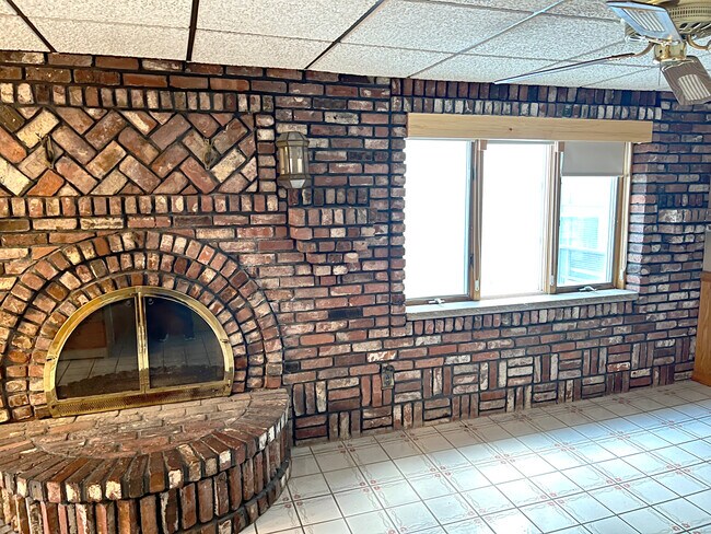 Building Photo - 27 Lexington St