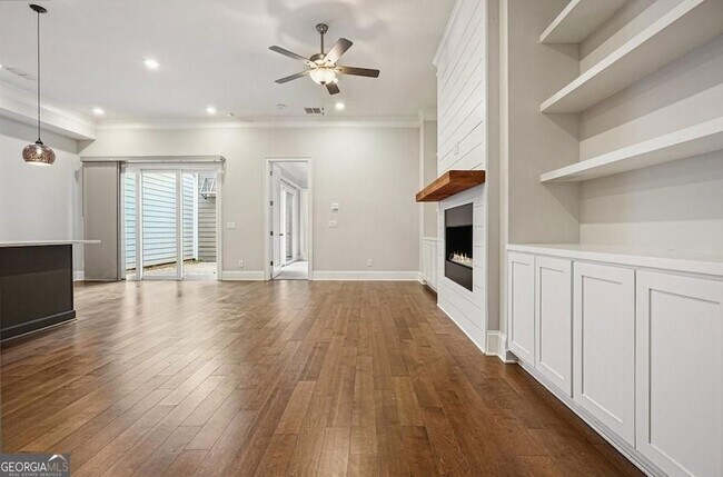 Building Photo - 123 Village Green Ave