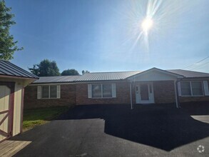Building Photo - **Charming 3-Bed, 2-Bath Duplex Apartment ...