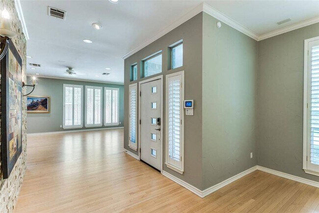 Building Photo - 3805 Briarhaven Rd