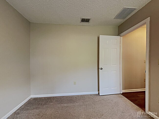 Building Photo - 3925 Hideaway Lane