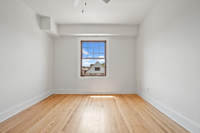 Building Photo - 4541 S Forrestville Ave
