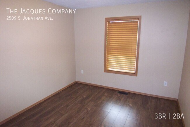 Building Photo - 2509 S Jonathan Ave