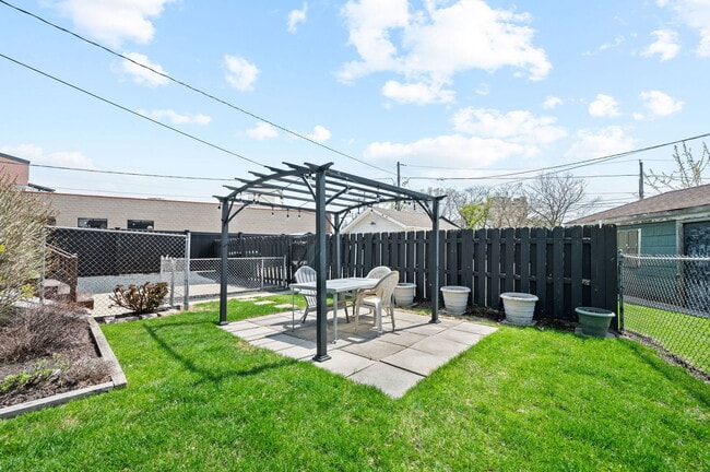 Building Photo - 809 W Touhy Ave