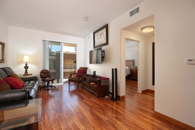 Building Photo - 2 bedroom with flex office space near Convention Center Downtown!
