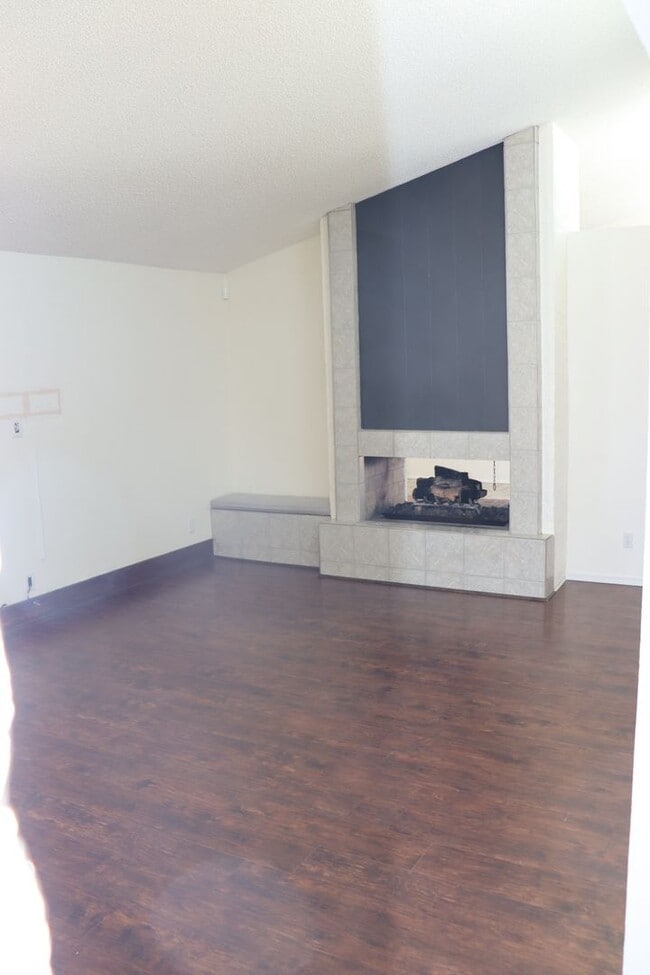 Building Photo - 5 Bedroom, 2 Bathroom