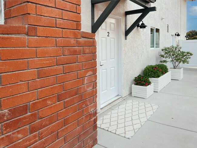 Building Photo - New & Updated 2 Bed / 1 Bath Lower Level Unit on Fire Mountain