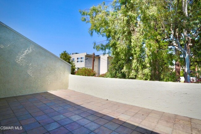 Building Photo - 11738 Moorpark St