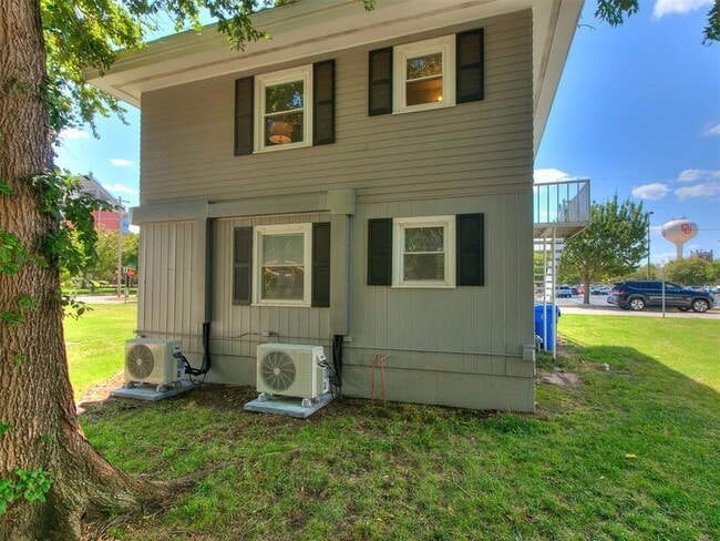 Building Photo - 203 E Brooks St