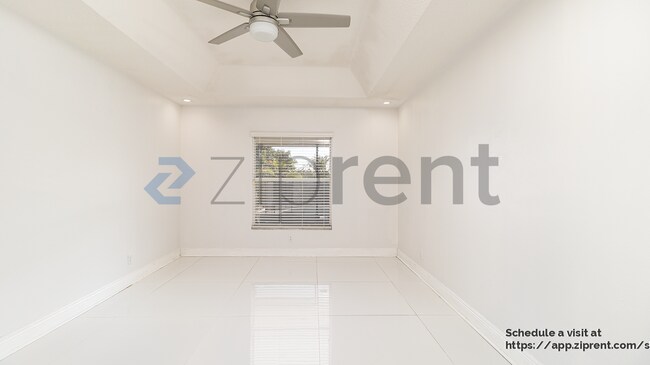 Building Photo - 714 SW Sardinia Ave