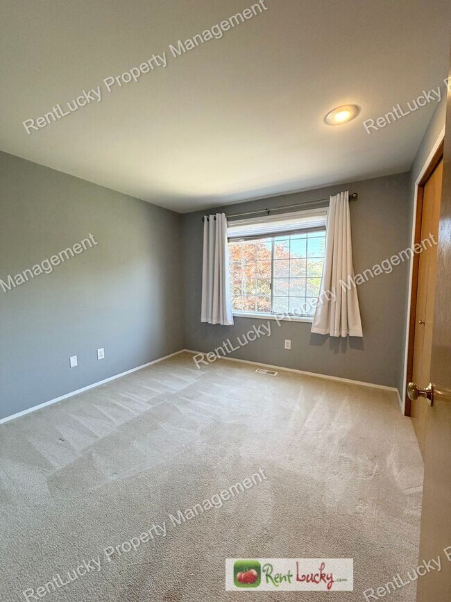 Building Photo - GORGEOUS 3 Bedroom Home in NE Tacoma! Spacious Yard, Beautiful Kitchen, and More!