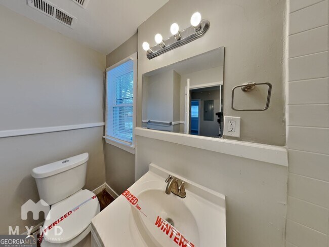 Building Photo - 1825 Oakmont Dr NW