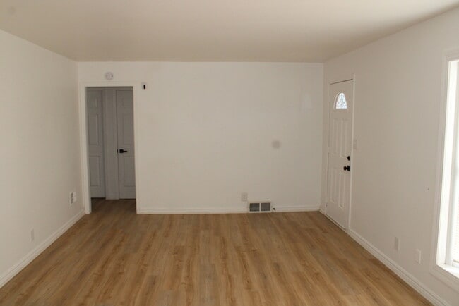 Building Photo - Cozy 2-bedroom, 1 full bath with vanity home located in Kansas City, MO