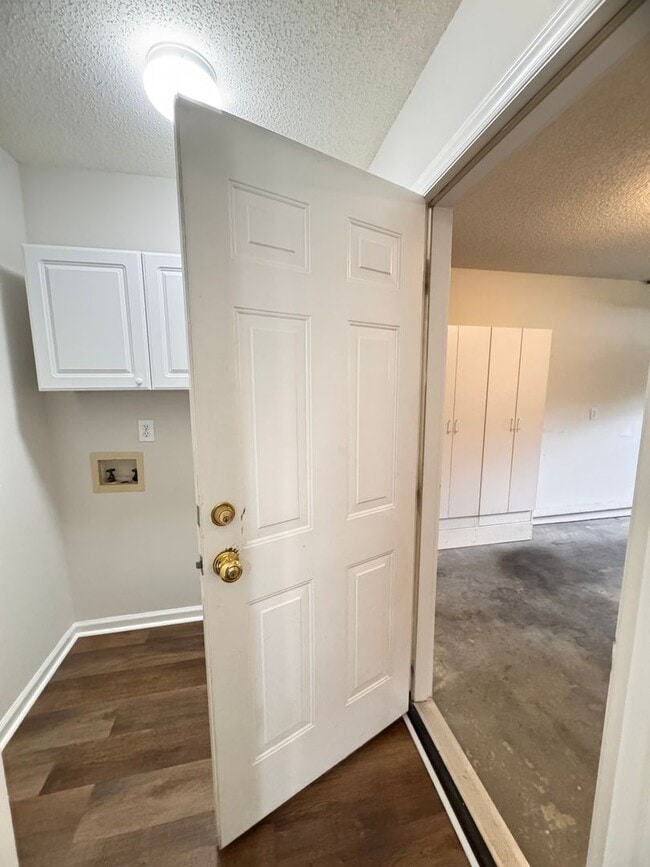 Building Photo - 2BR 2BA One Level Townhome with Garage