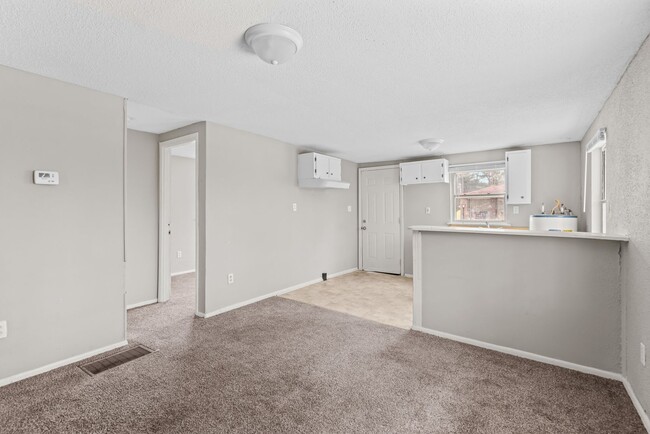 Building Photo - Newly Renovated 2 Bedroom plus Bonus Room ...