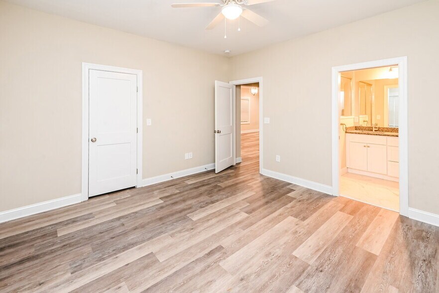 Building Photo - 2118 Ravendale St