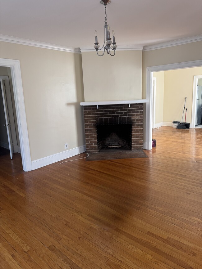 Building Photo - 883 Farmington Ave