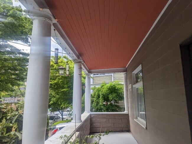 Building Photo - Charming Goose Hollow Home, Big, Spacious, and Bright!