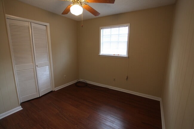 Building Photo - Charming 3BR/1BA Duplex in Convenient Location