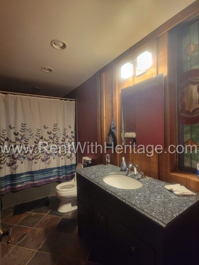 Building Photo - Charming Cabin Style Home on 1.3 Acres / F...