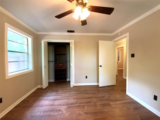 Building Photo - 2807 Edgewater Dr
