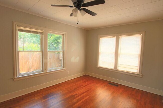 Building Photo - Tour Today! 2 Bedroom 1 Bath Downstairs Ap...