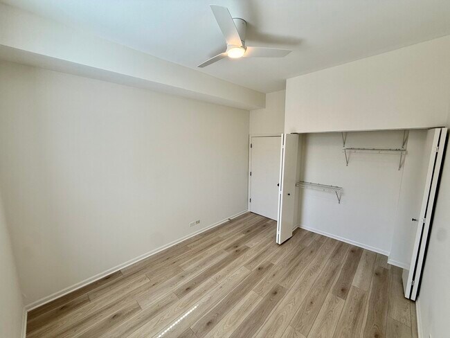 Building Photo - 937 W Armitage Ave