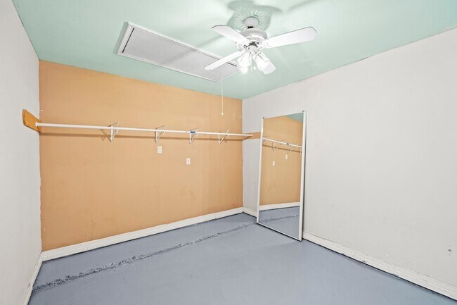 Building Photo - 7535 Log Cradle Dr