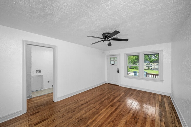 Building Photo - 1925 NW Oak Ave