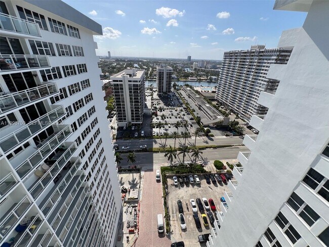 Building Photo - 2030 S Ocean Dr