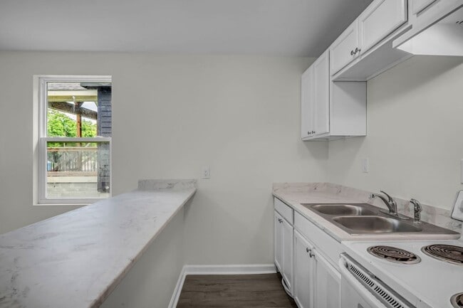 Building Photo - 730 29th Ave N