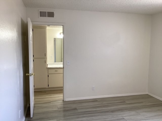 Building Photo - "Charming 1-Bedroom Retreat with 800 Sq Ft of Comfort in Lancaster!"