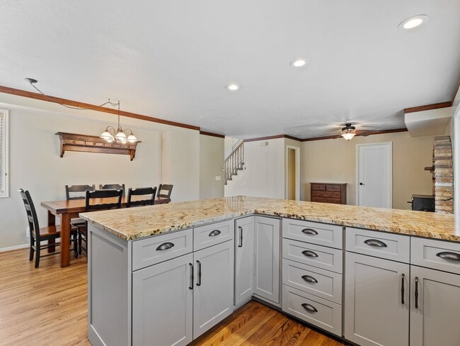 Building Photo - Spacious 5-Bedroom Home for Rent in Sandy, UT