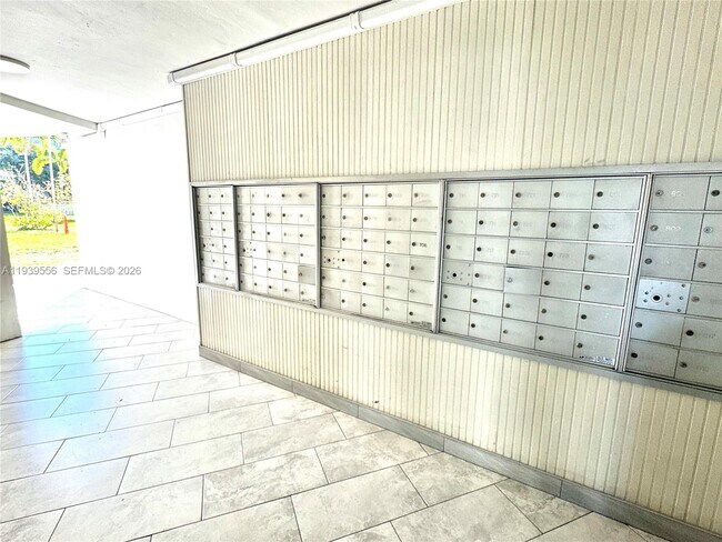 Building Photo - 1750 NE 191st St