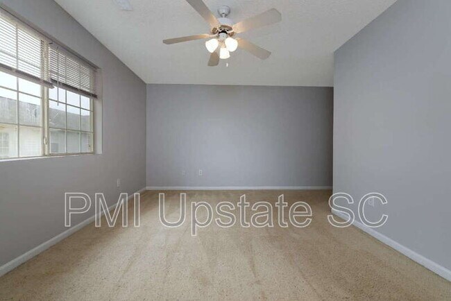 Building Photo - 12 Hayfield Ln