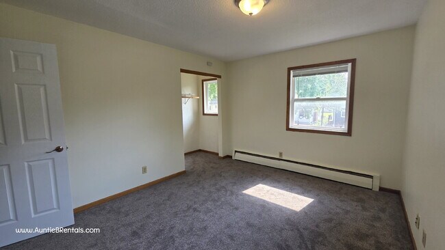 Building Photo - Great 2BR Duplex with a yard, Minneapolis ...