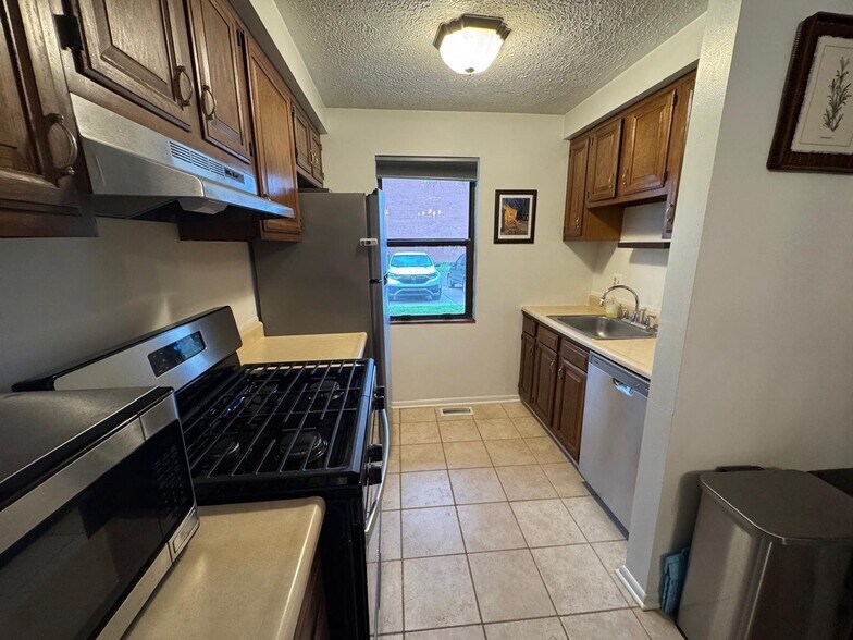 Building Photo - 307 Brookside Ln