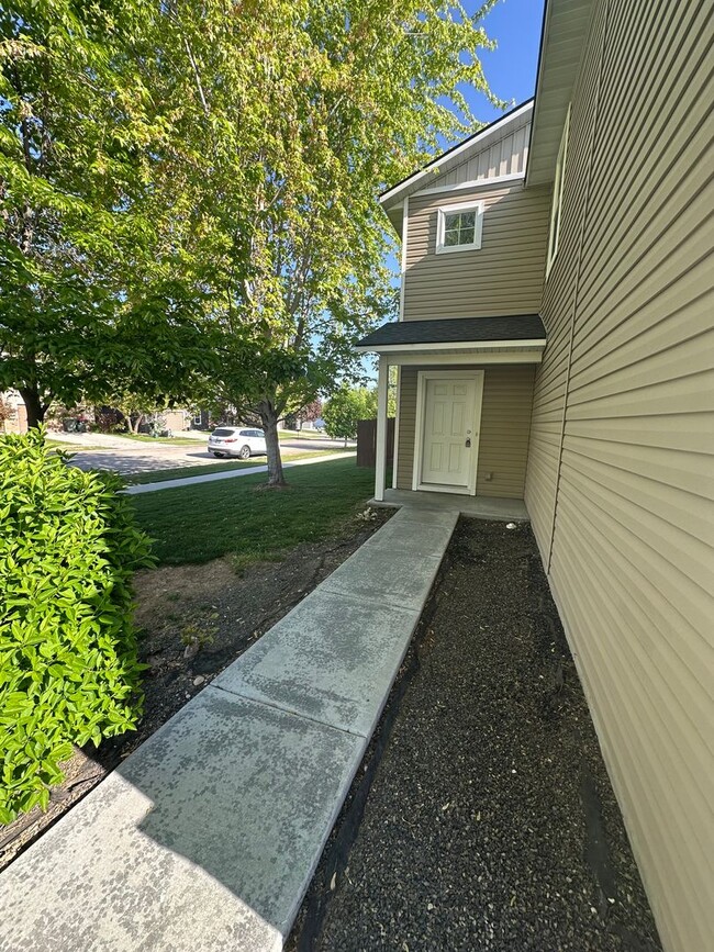 Building Photo - Ready for Move In - Cedar Creek Spacious L...