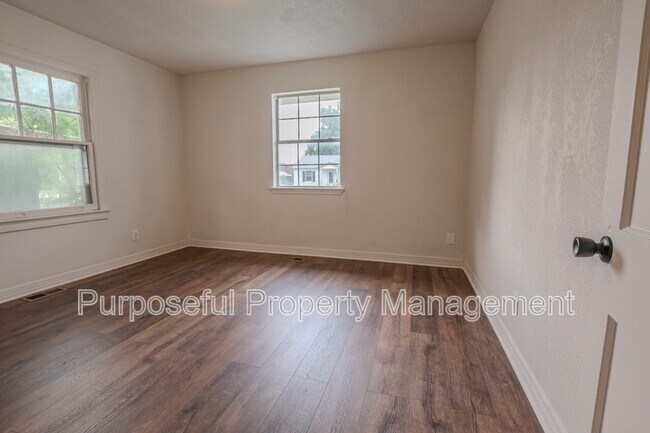 Building Photo - 221 W Douglas Dr