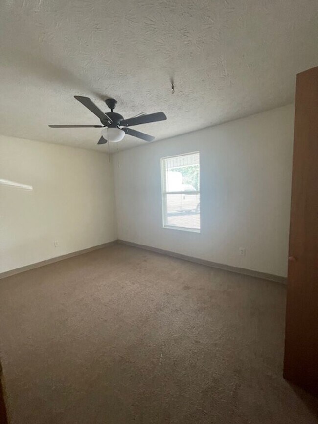 Building Photo - 2 Bedroom 2 Bath Duplex Call Ed Johnson 86...