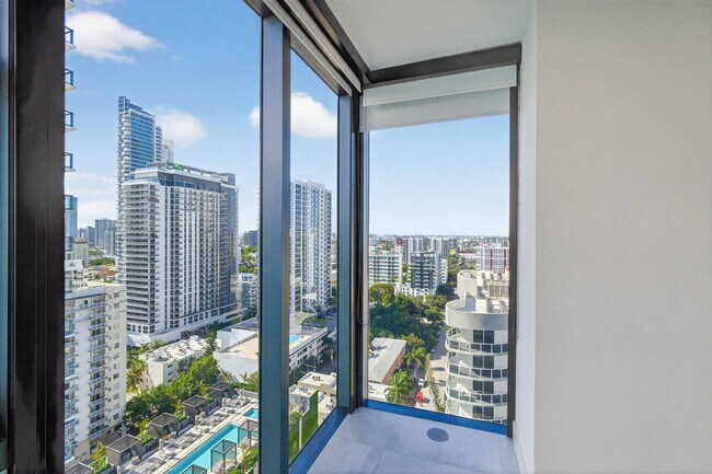 Building Photo - 700 NE 24th St