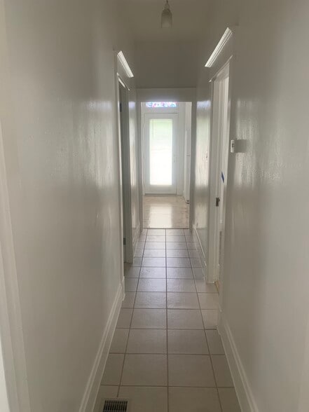 Hallway looking into kitchen and back patio door - 911 Putnam St