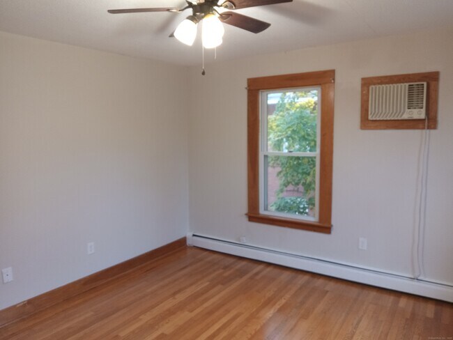 Building Photo - 109 S Cherry St