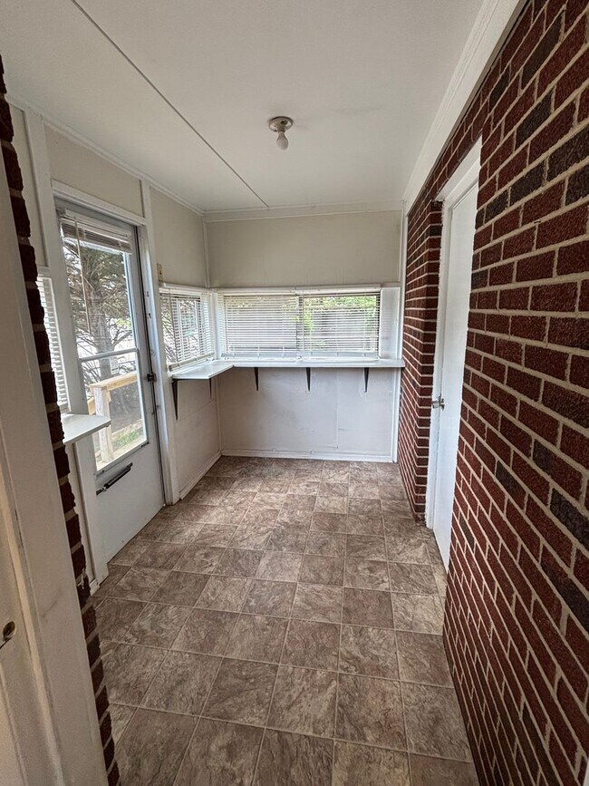 Building Photo - 3 BR with deck conveninent to Four Seasons Mall