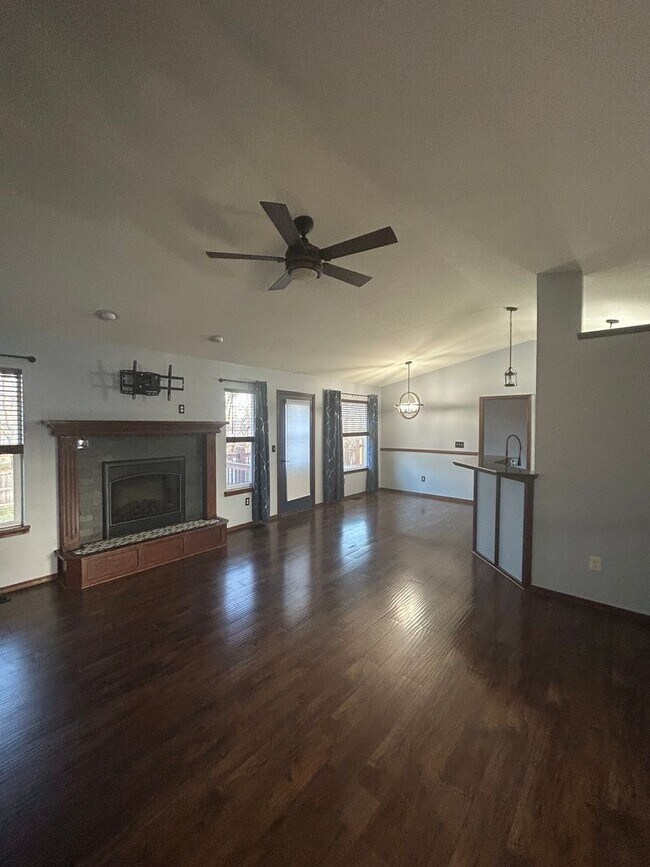 Building Photo - Updated 5 Bedroom , 3 Bath House in Derby Large back Yard