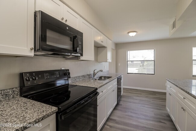 Building Photo - 568 Gardenia Cir
